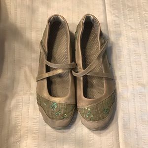 Sketchers tan leather/fabric closed-toed shoes, size 8.5